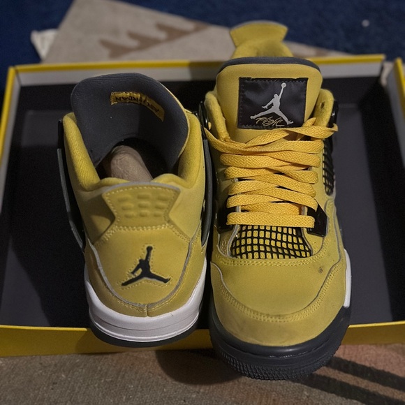 ‘Lightning’ Jordan 4s. Size 6.5